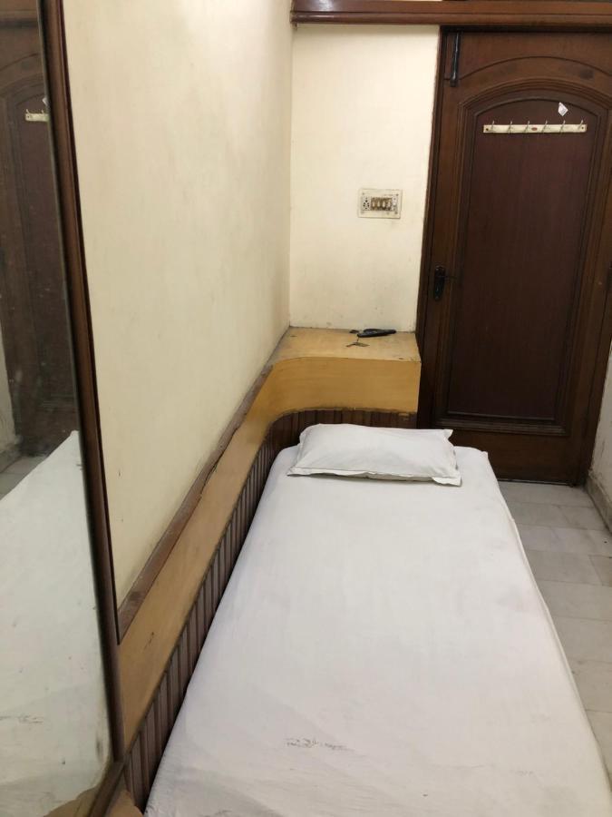 Hotel Yes Please Lodge New Delhi Exterior photo